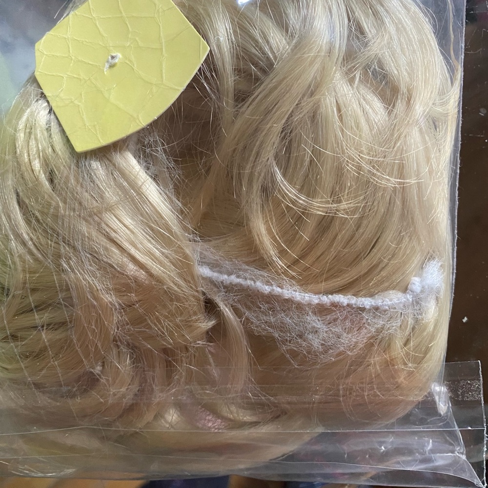 🌹❤️🌹❤️BRAND NEW BLONDE HAIR SCRUNCHIE NEVER USED COLOR 613🌹❤️🌹❤️